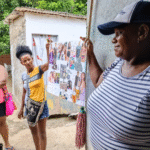 Grupo de mujeres sentadas al aire libre participando en un taller del programa Caminos al Bienestar.