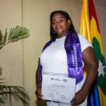 Felipa Blanco recibe su diploma en la ceremonia de graduación del programa Camino de Oportunidades.