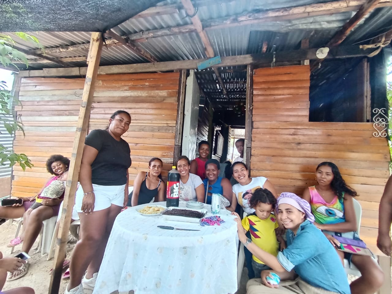 Mujeres del Grupo de Ahorro Prosperidad de Miramar reunidas en Cartagena para fortalecer lazos comunitarios y metas financieras.