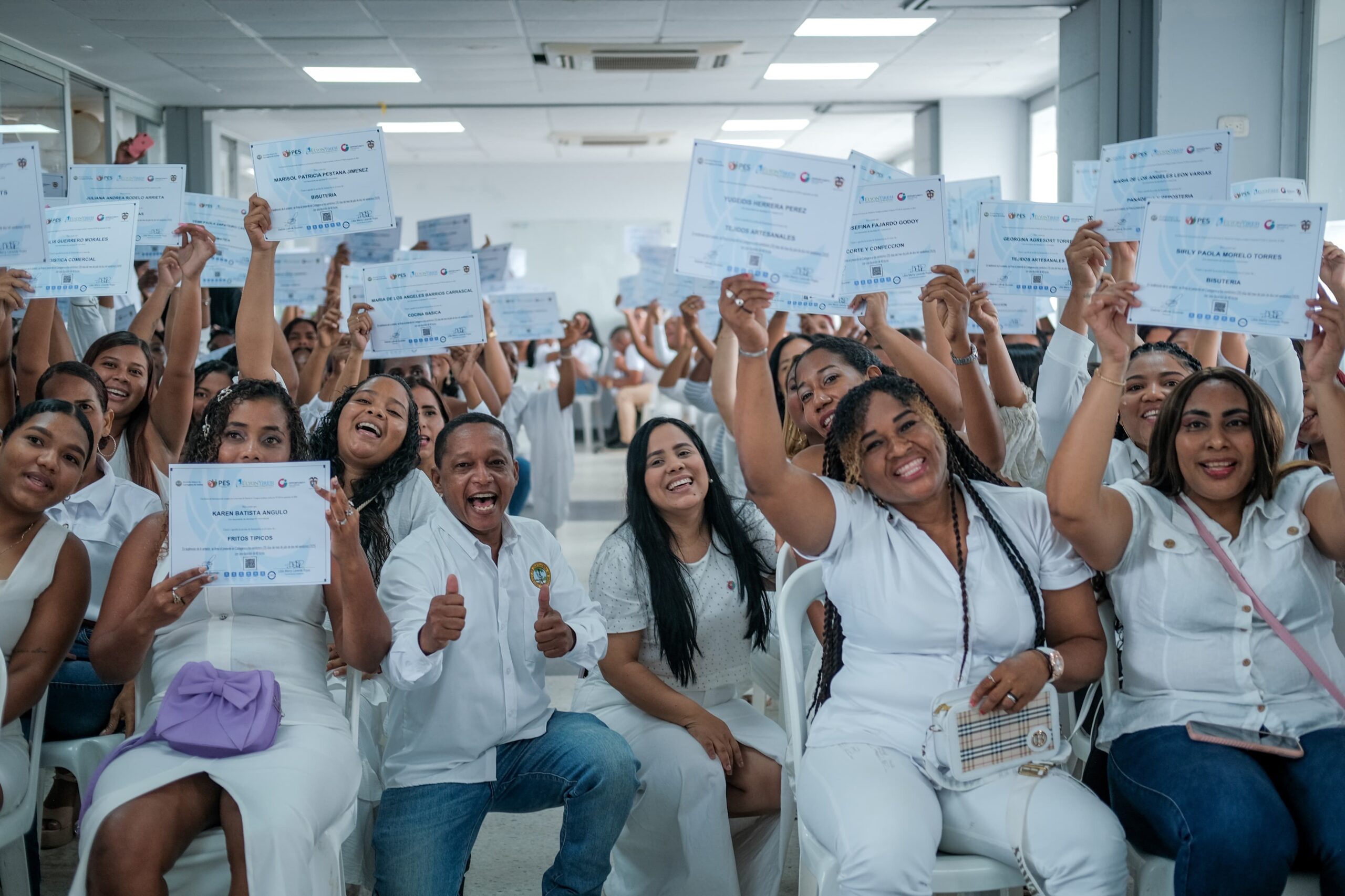 Grupo de participantes con sus diplomas en la entrega de Certificados de Formación de habilidades técnicas.