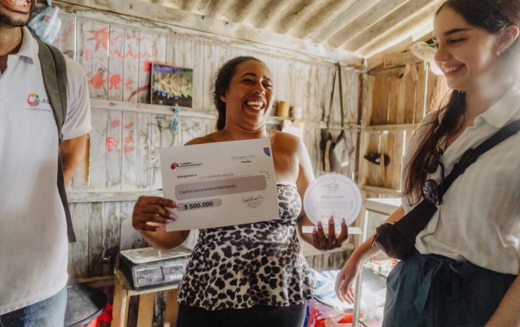 Participante de Camino de Oportunidades sonríe con el reconocmiento que recibió para su emprendimiento en Cartagena.