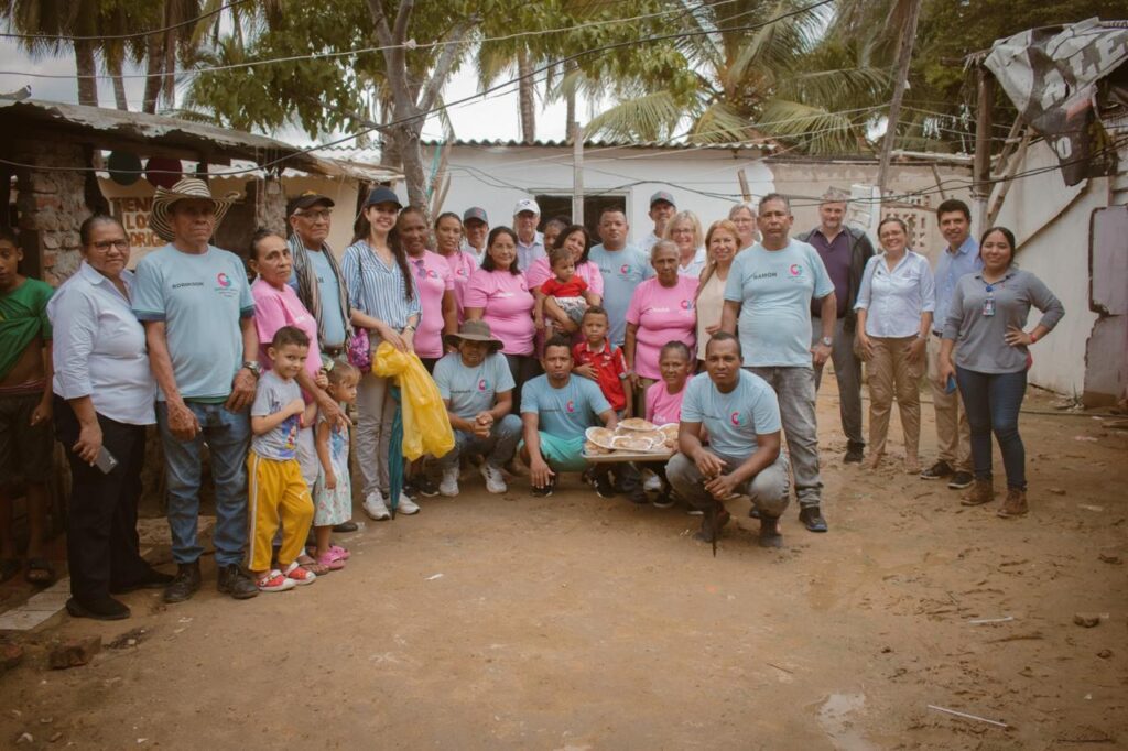 Equipo de Opportunity International Colombia junto a participantes del programa Grupos de ahorro en una jornada comunitaria en Barranquilla.