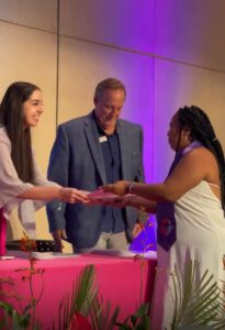 Participante recibe su diploma de formación técnica durante ceremonia de graduación del programa Camino de Oportunidades.