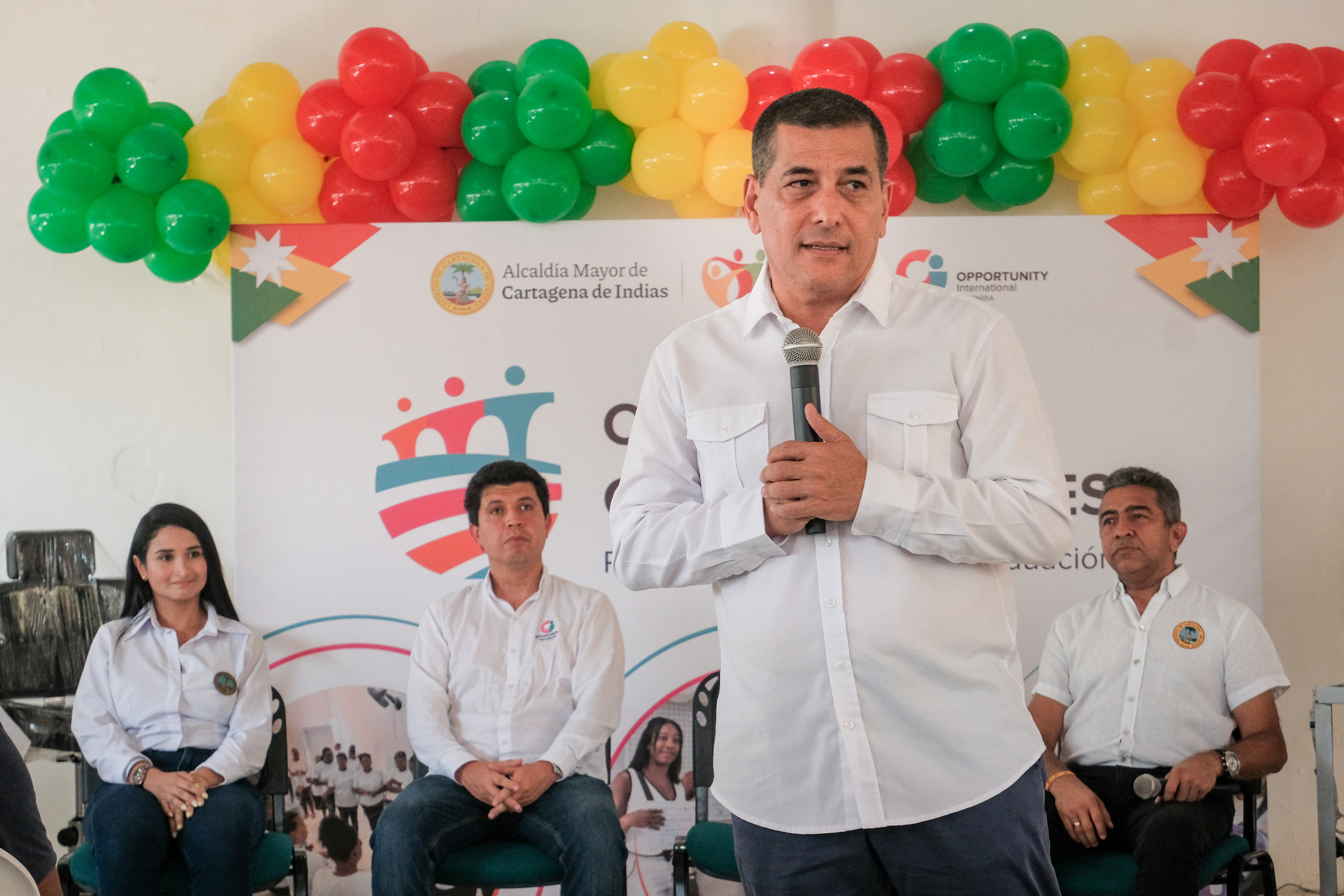 Alcalde de Cartagena, Dumek Turbay en evento de entrega de capital semilla de Camino de Oportunidades.