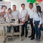 Alcaldía y Opportunity entregan máquina de coser a familia en Cartagena.