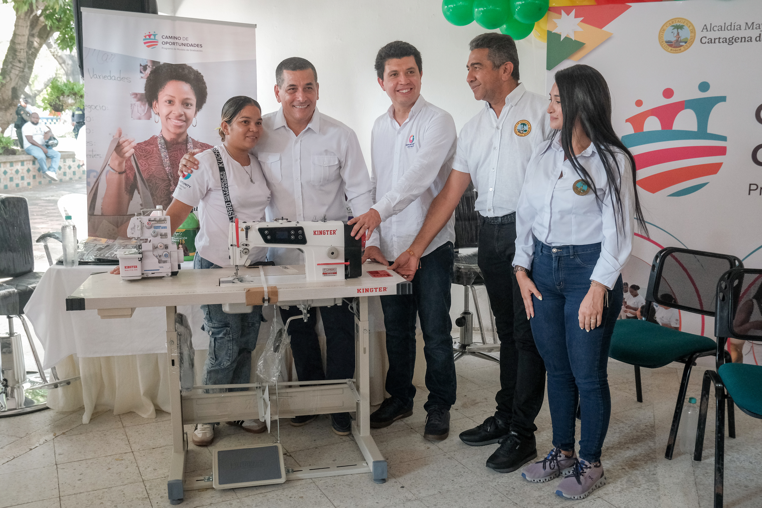 Alcaldía y Opportunity entregan máquina de coser a familia en Cartagena.