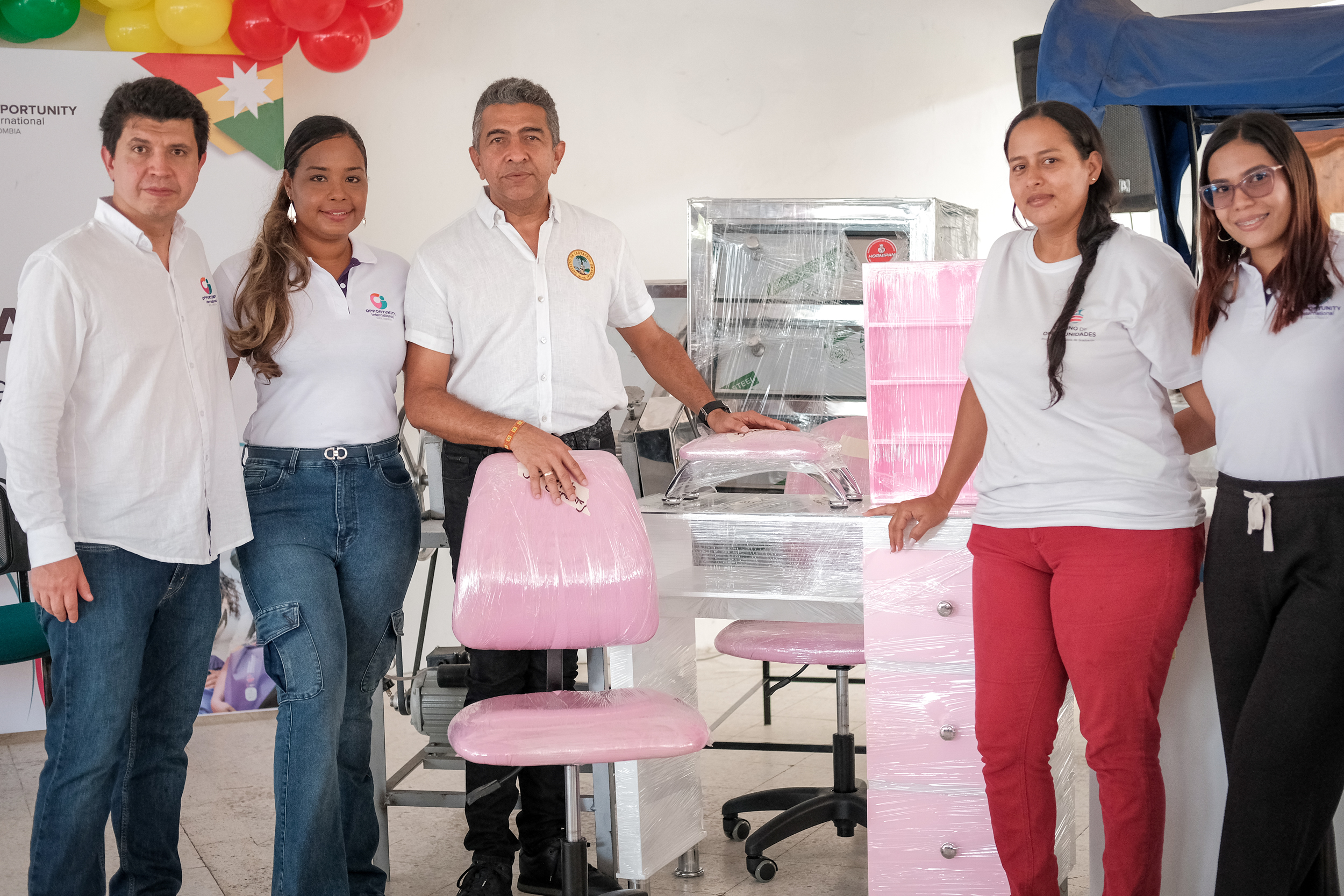 Autoridades y Opportunity entregan activos productivos a familia en Cartagena.