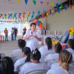 Director de Opportunity Colombia hablando a familias en la entrega de capital semilla.