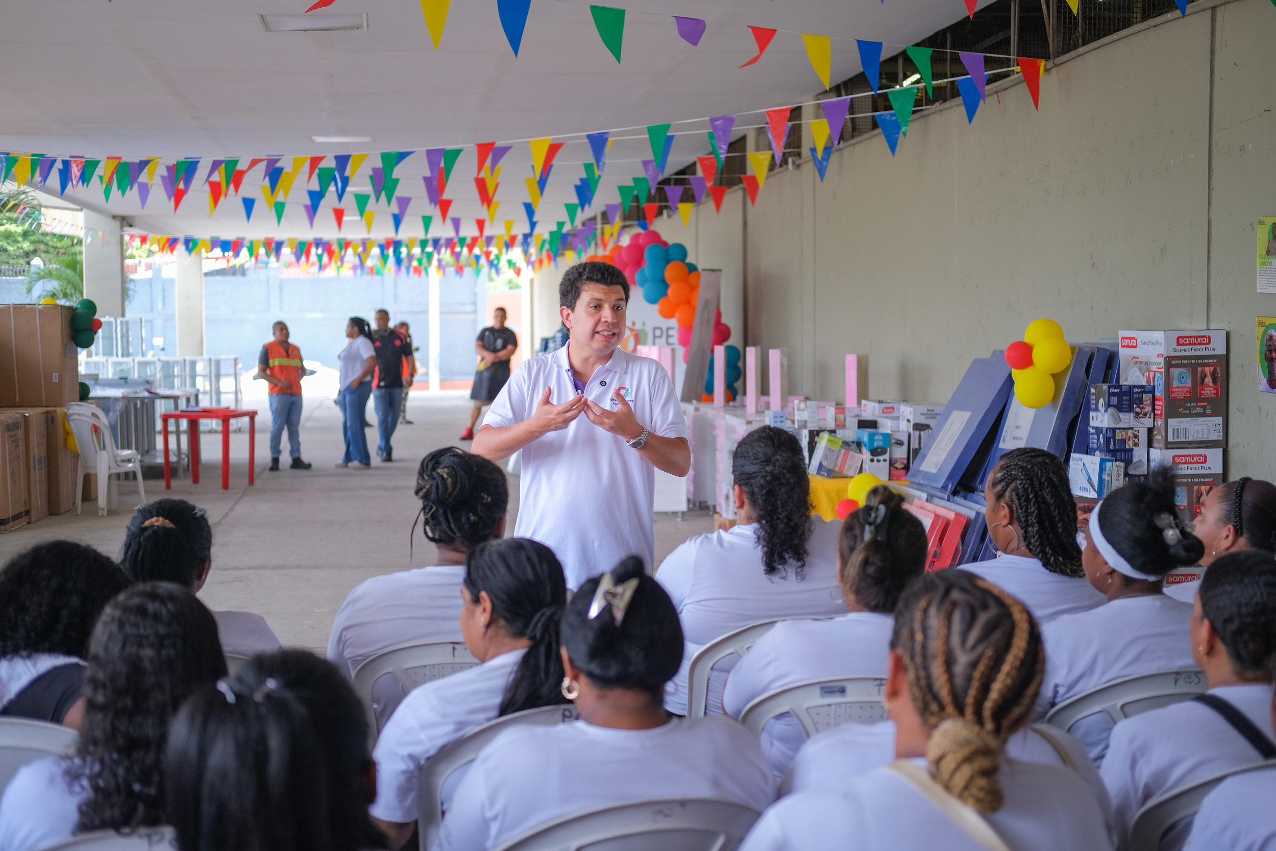 Director de Opportunity Colombia hablando a familias en la entrega de capital semilla.