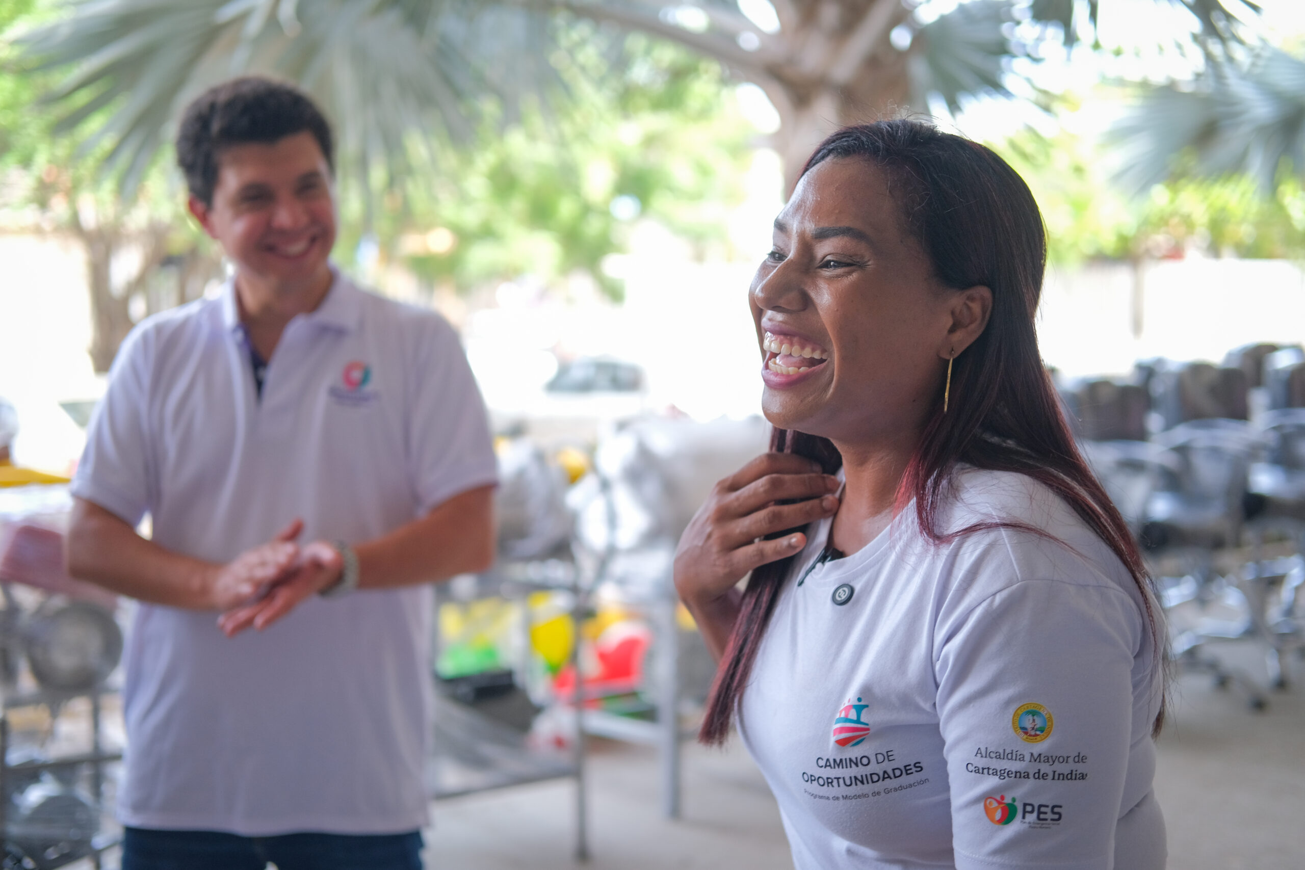 Mujer participante del programa Camino de Oportunidades sonríe tras compartir su proceso de transformación en Cartagena.