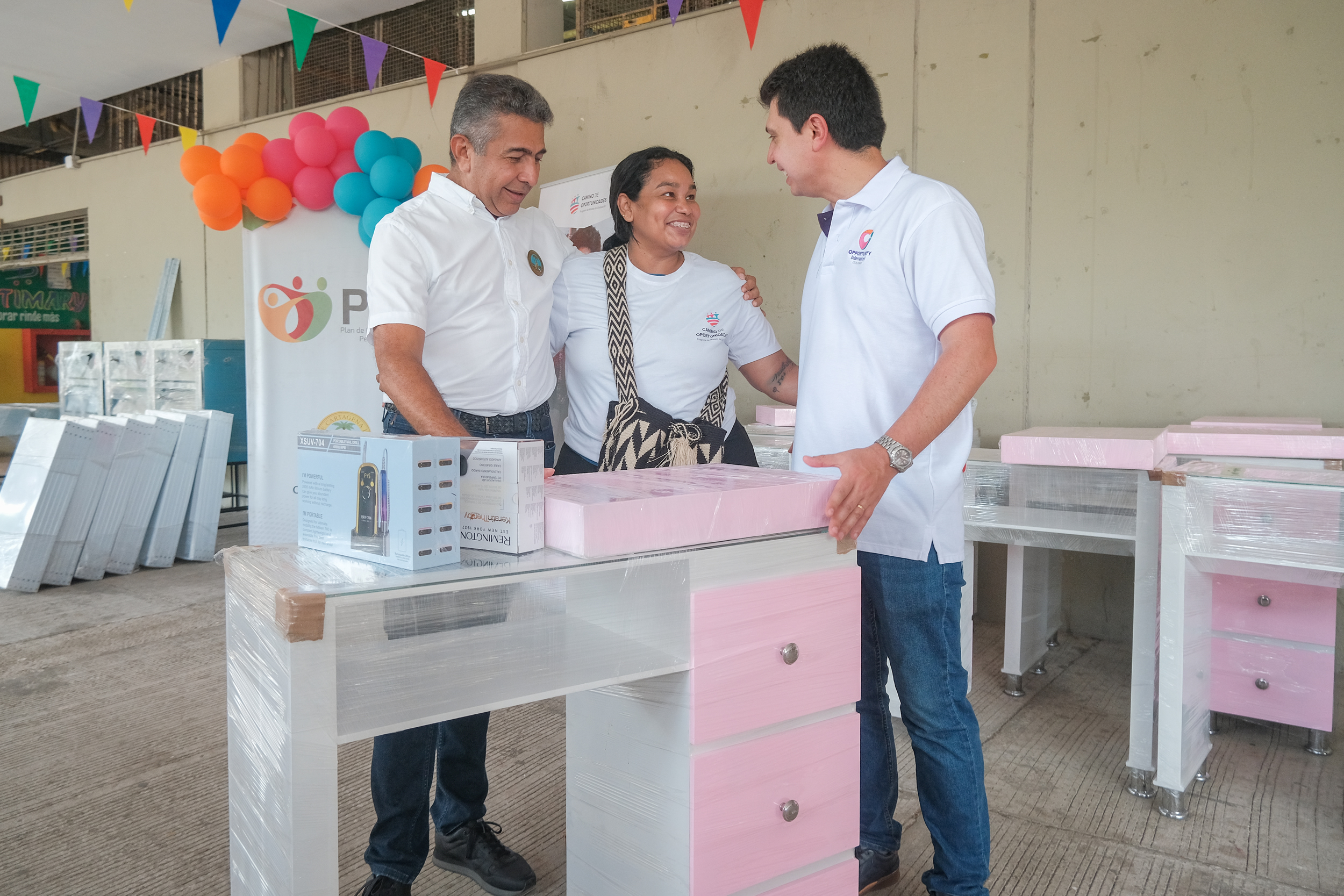 Familia recibe implementos de belleza como capital semilla en Cartagena.