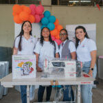 Equipo de Opportunity entrega máquina de coser a familias de Camino de Oportunidades en Cartagena.