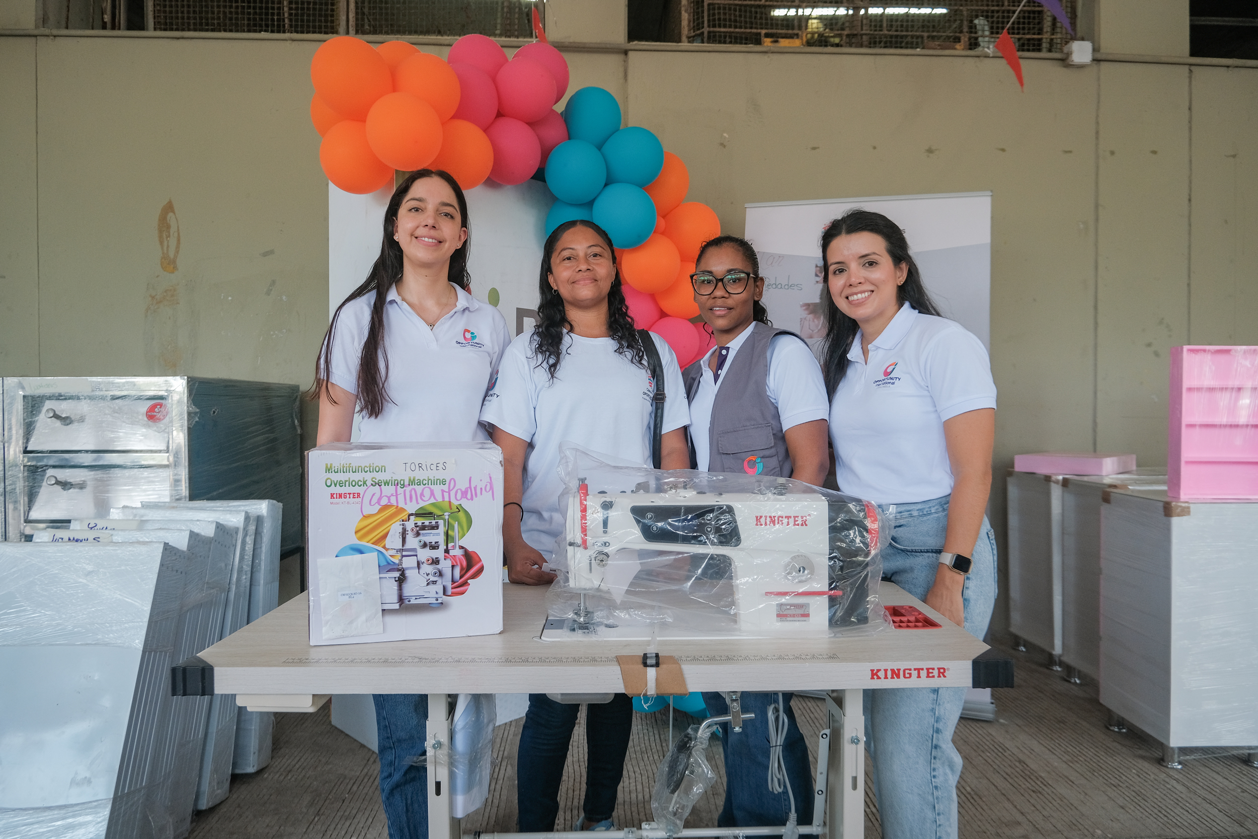 Equipo de Opportunity entrega máquina de coser a familias de Camino de Oportunidades en Cartagena.