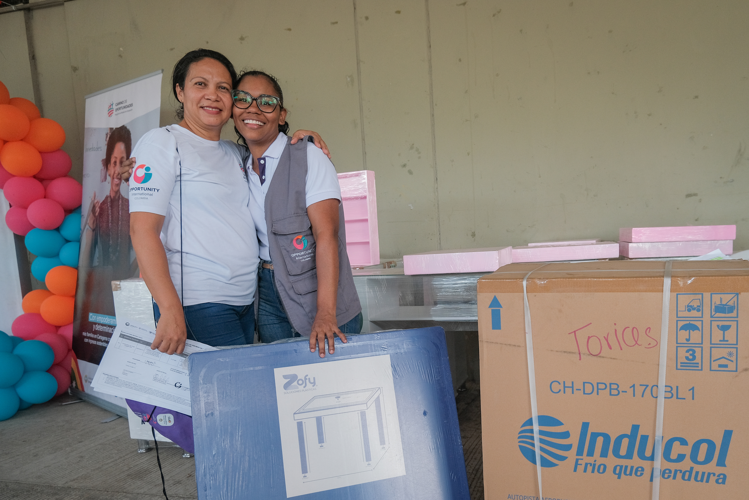 Participantes sonríen al recibir activos de capital semilla en Cartagena.