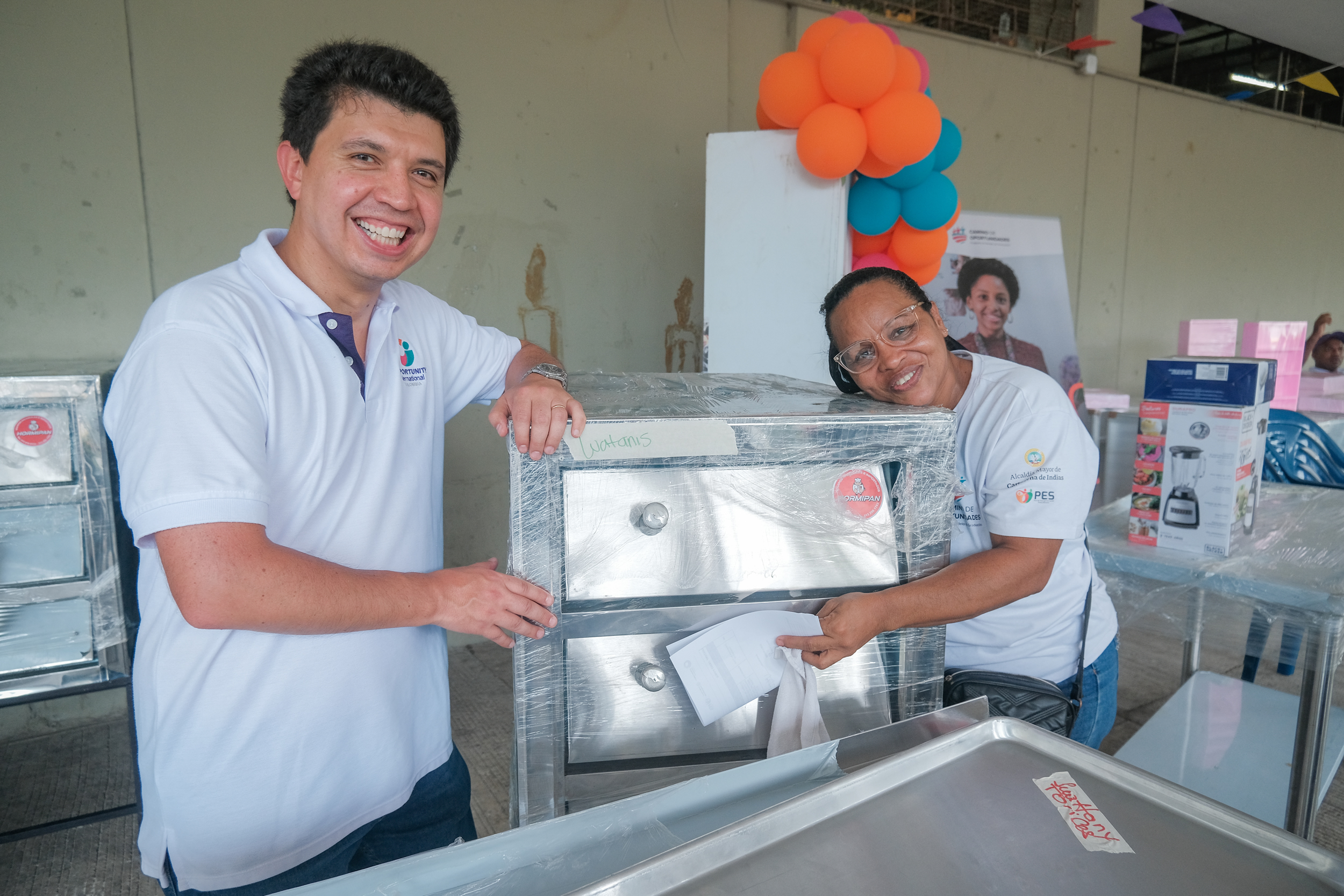 Director Ejecutivo de Opportunity entrega activos de capital semilla a participante en Cartagena.