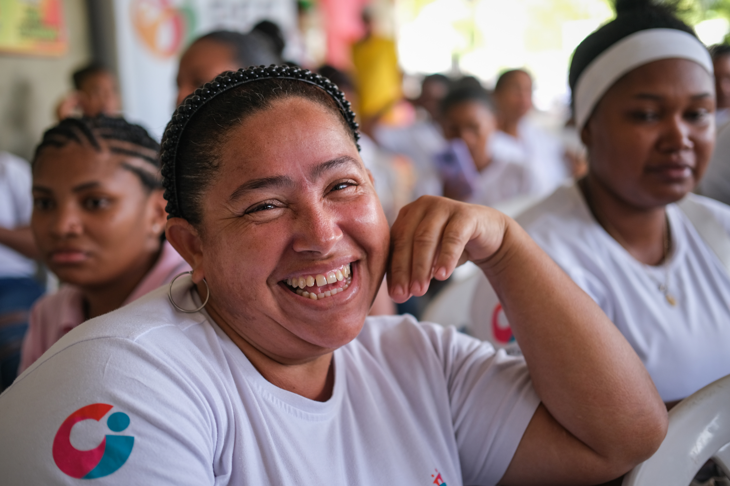 Mujer participante sonríe en entrega de capital semilla de Camino de Oportunidades.