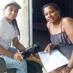 Facilitadora del programa Camino de Oportunidades conversa con Nillyreth en visita domiciliaria.