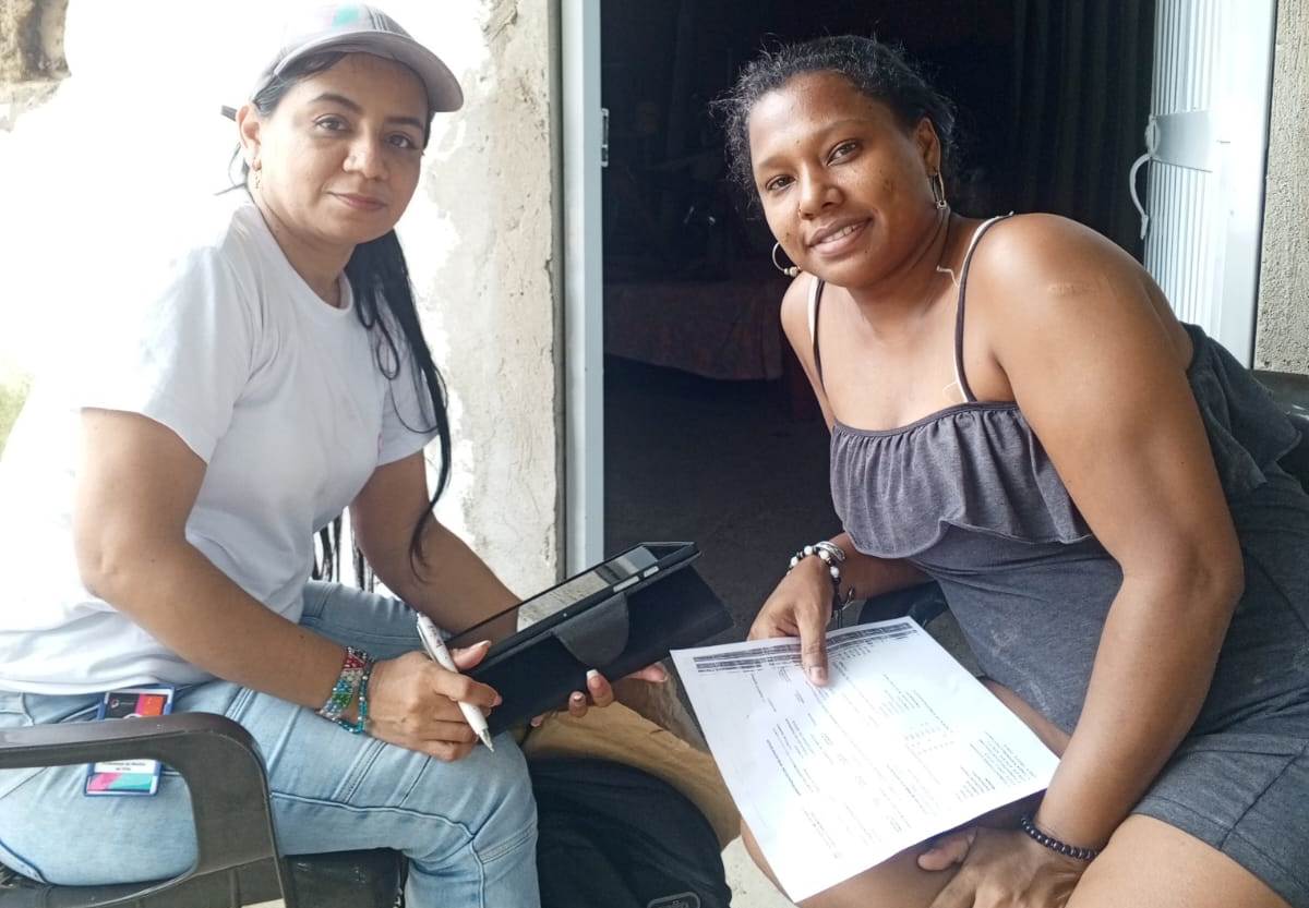 Facilitadora del programa Camino de Oportunidades conversa con Nillyreth en visita domiciliaria.